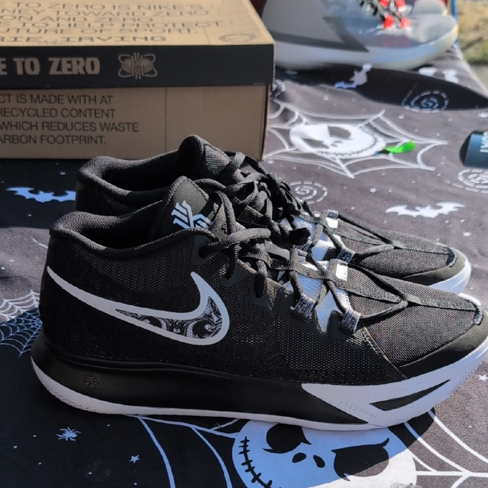 Nike Black Men's Kyrie Flytraps